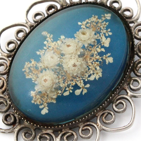 Vintage Pressed Flower Pendant Silver Tone Filigree Dried Flowers in Blue Resin - Picture 2 of 5